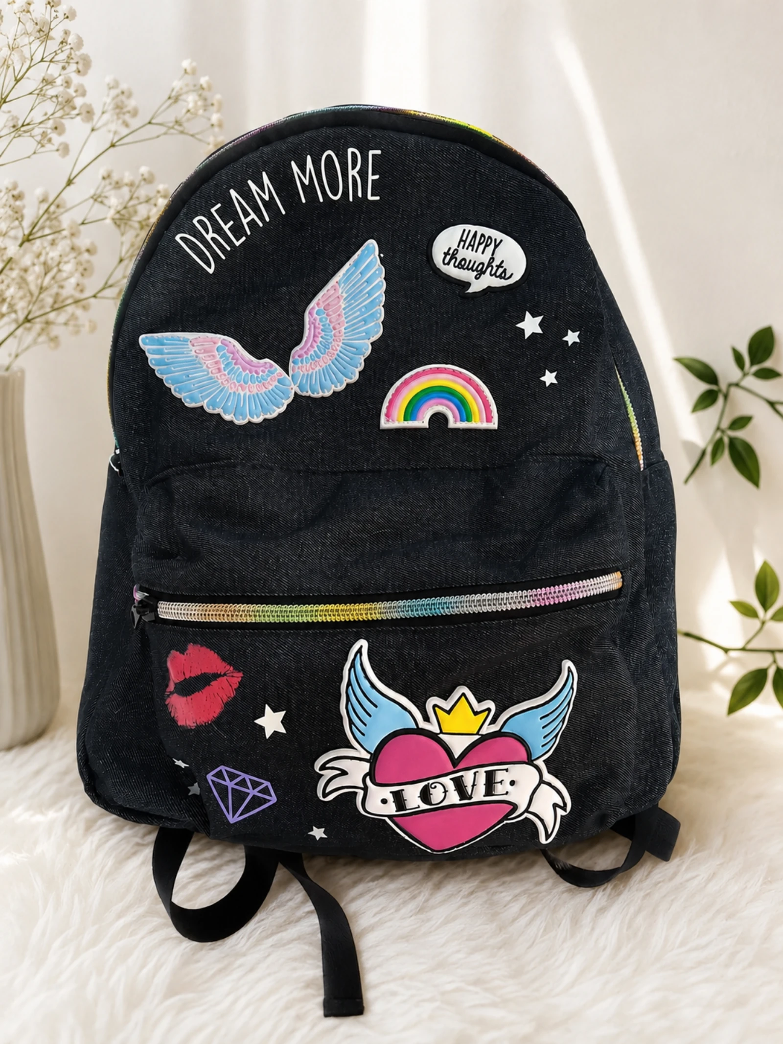 Mochila negra con stikers